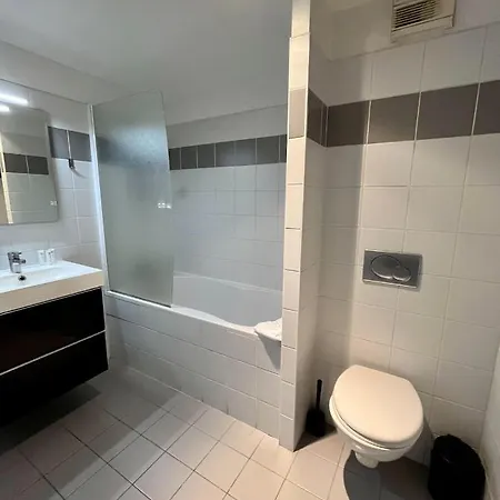 Charmant Studio Dans Un Immeuble 5 *