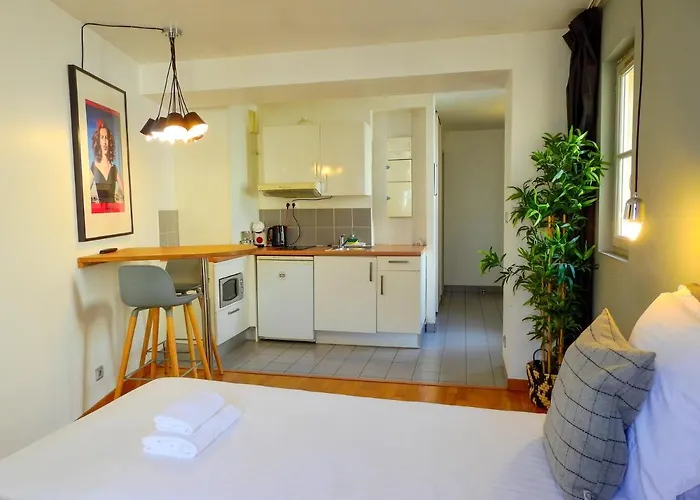 Charmant Studio Dans Un Immeuble 5 *